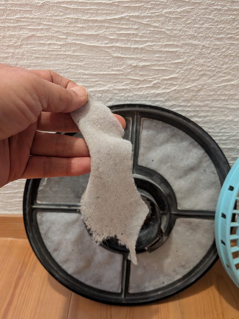 乾太くんのフィルターにたまったホコリを掃除している様子